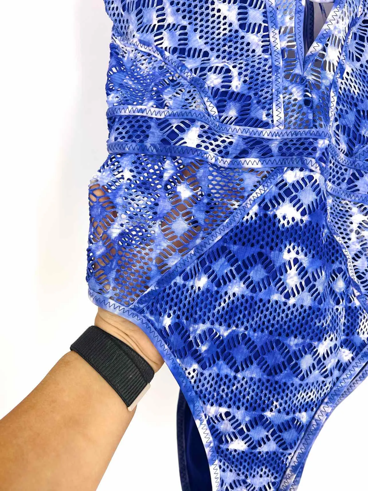 Becca Größe L Blau/Weiß bedrucktes Mesh NEUE Badebekleidung Badeanzug