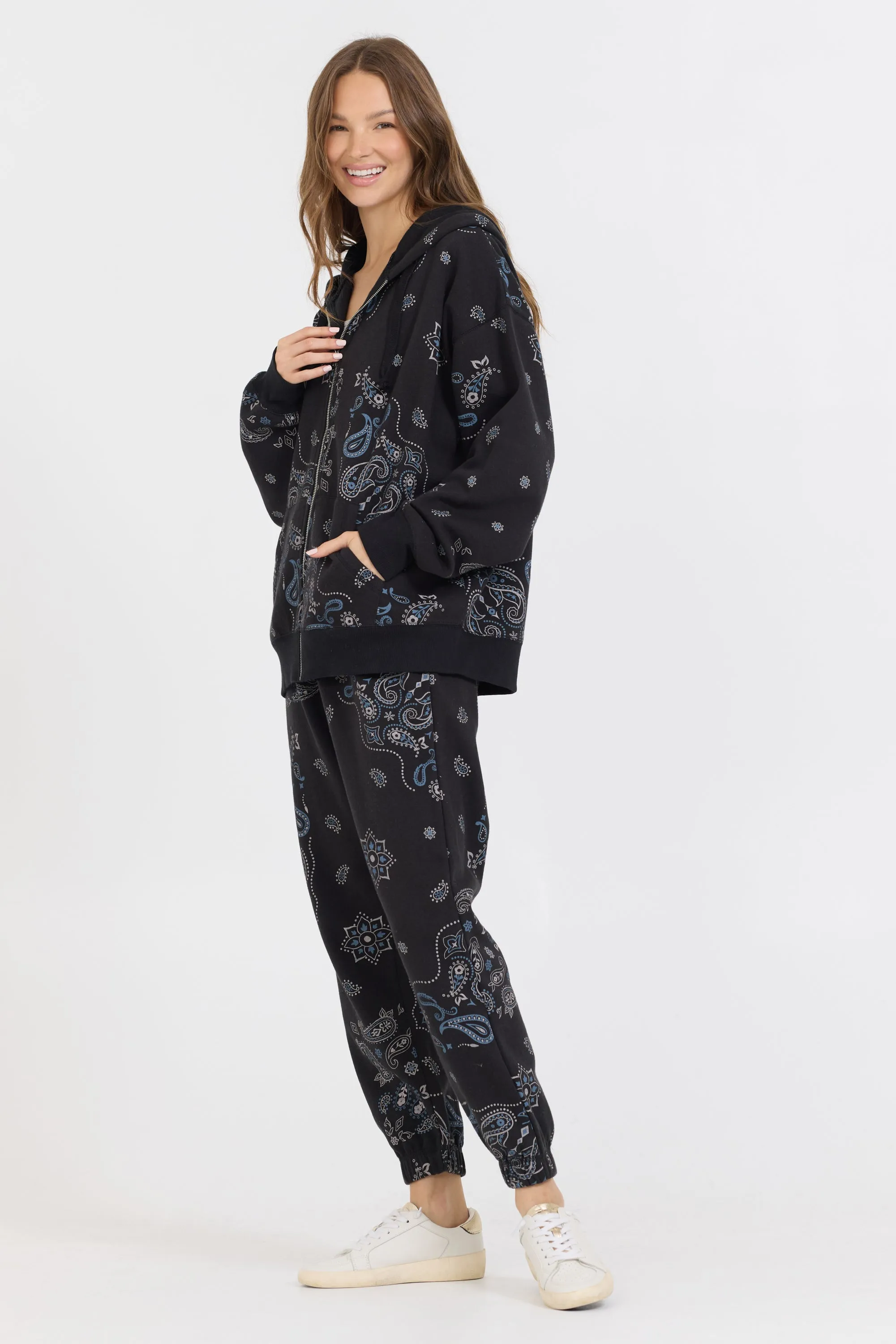 Übergroße Fleecejacke mit Reißverschluss und schwarzem Bandana-Print