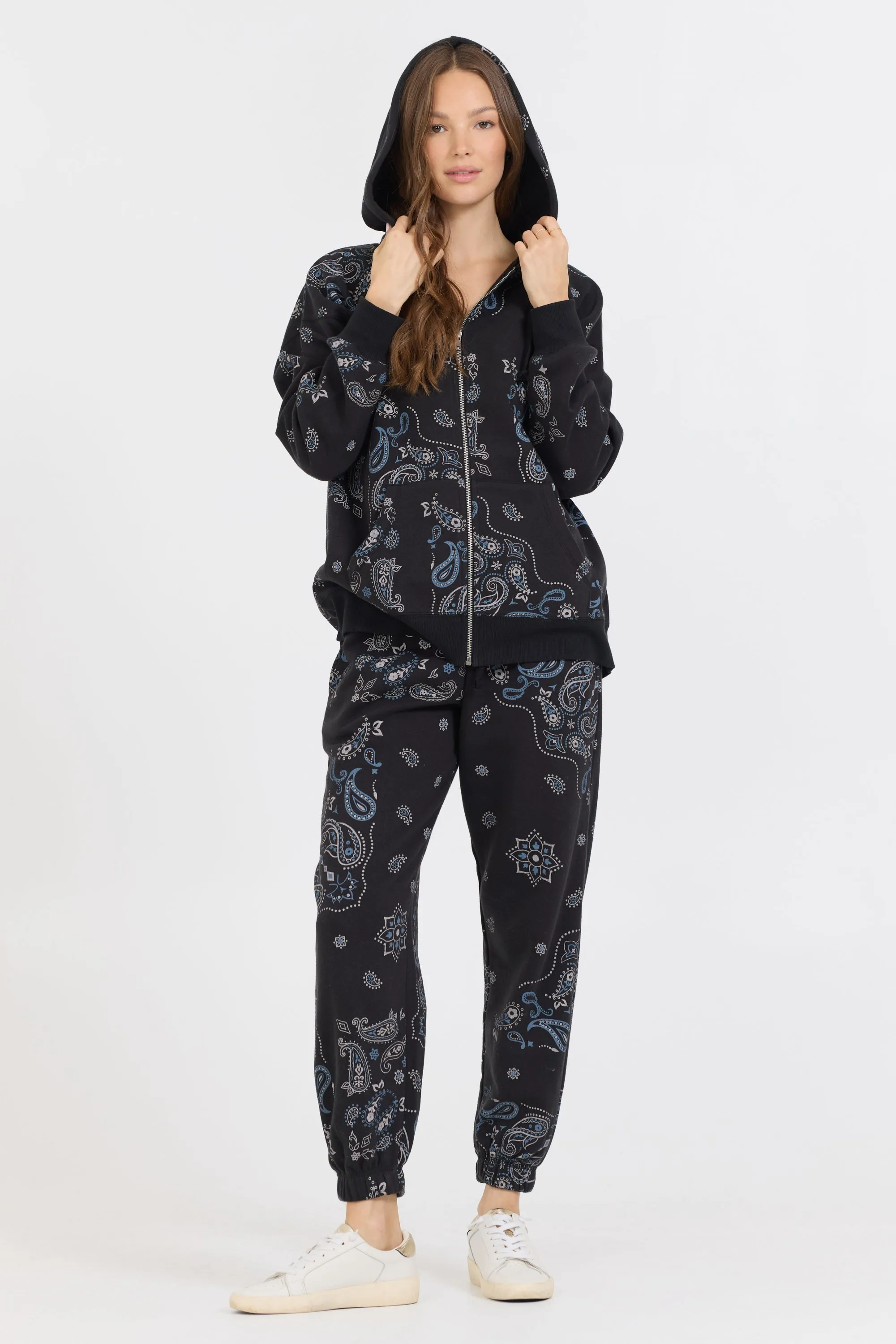 Übergroße Fleecejacke mit Reißverschluss und schwarzem Bandana-Print