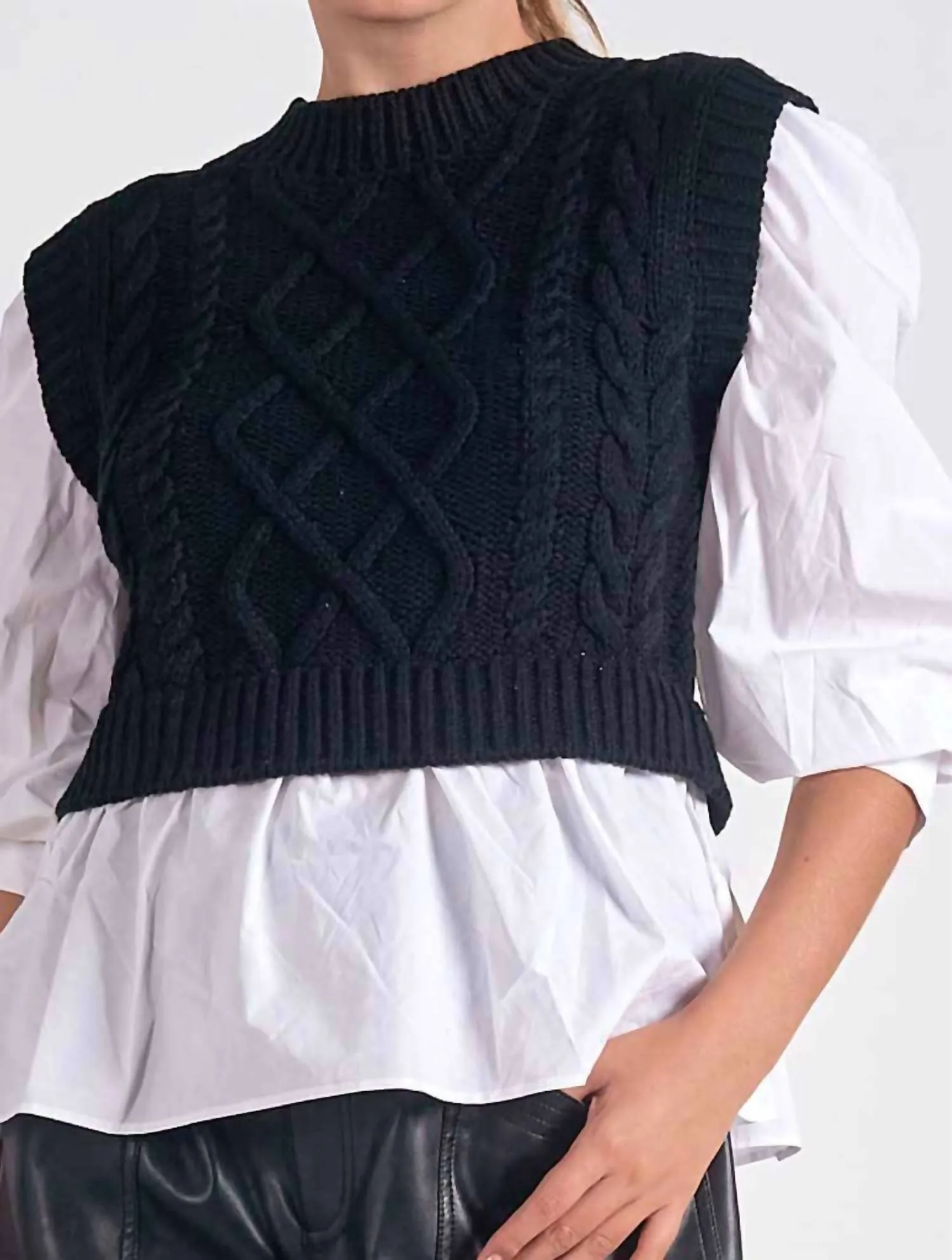 Kabelpullover-Weste mit angebrachter Bluse in Schwarz/Weiß
