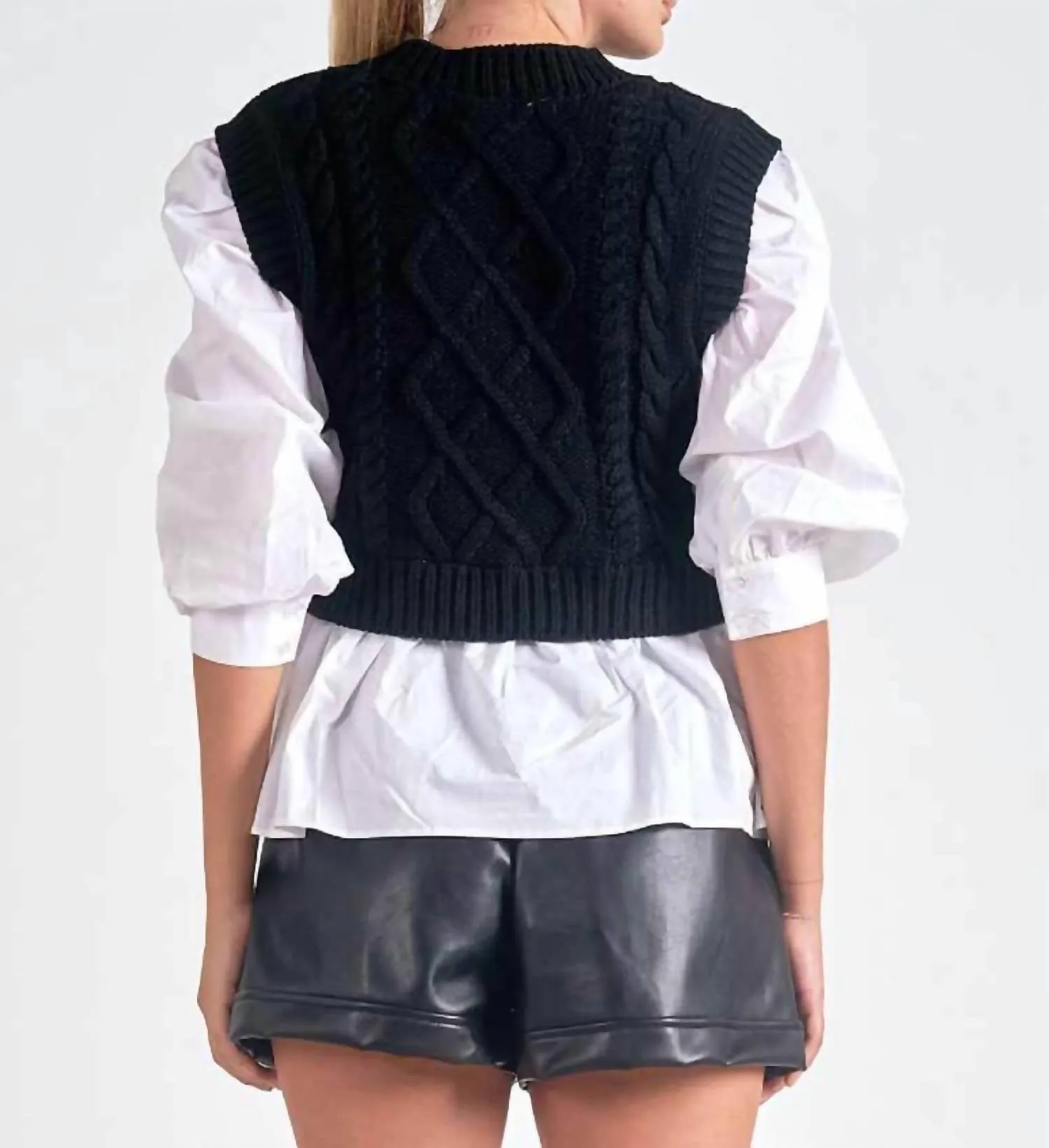 Kabelpullover-Weste mit angebrachter Bluse in Schwarz/Weiß