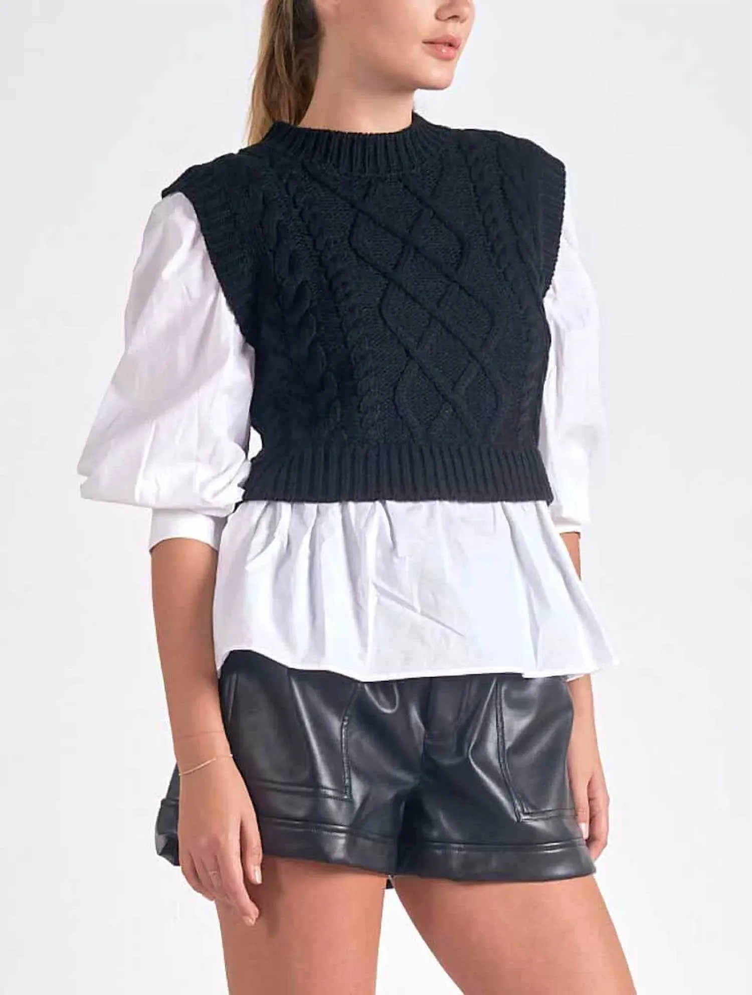 Kabelpullover-Weste mit angebrachter Bluse in Schwarz/Weiß