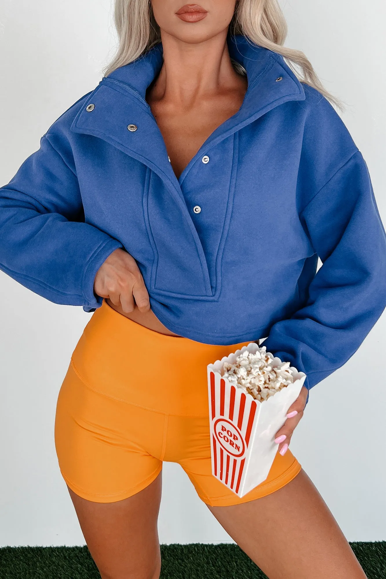 Durchsetzungsfähige Attitüde Crop-Pullover mit Druckknöpfen (Blau)