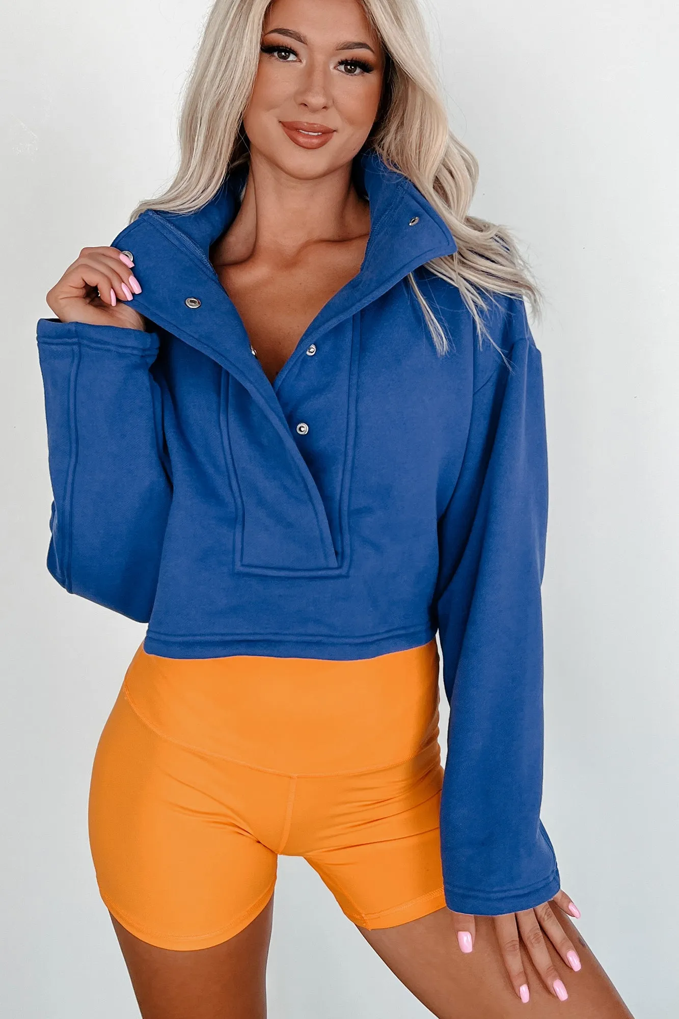 Durchsetzungsfähige Attitüde Crop-Pullover mit Druckknöpfen (Blau)