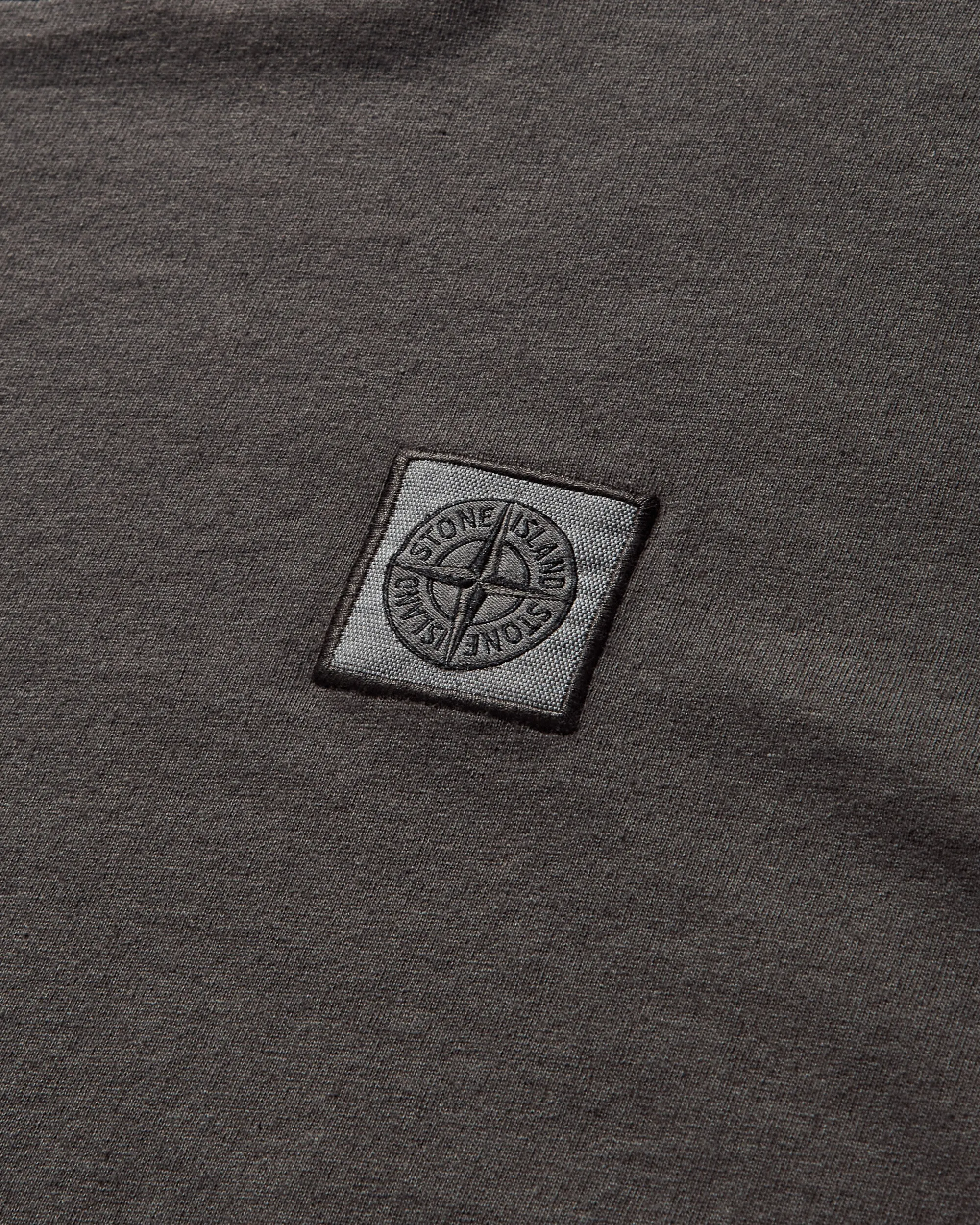 Herren T-Shirt mit gefärbtem Logo in Schwarz
