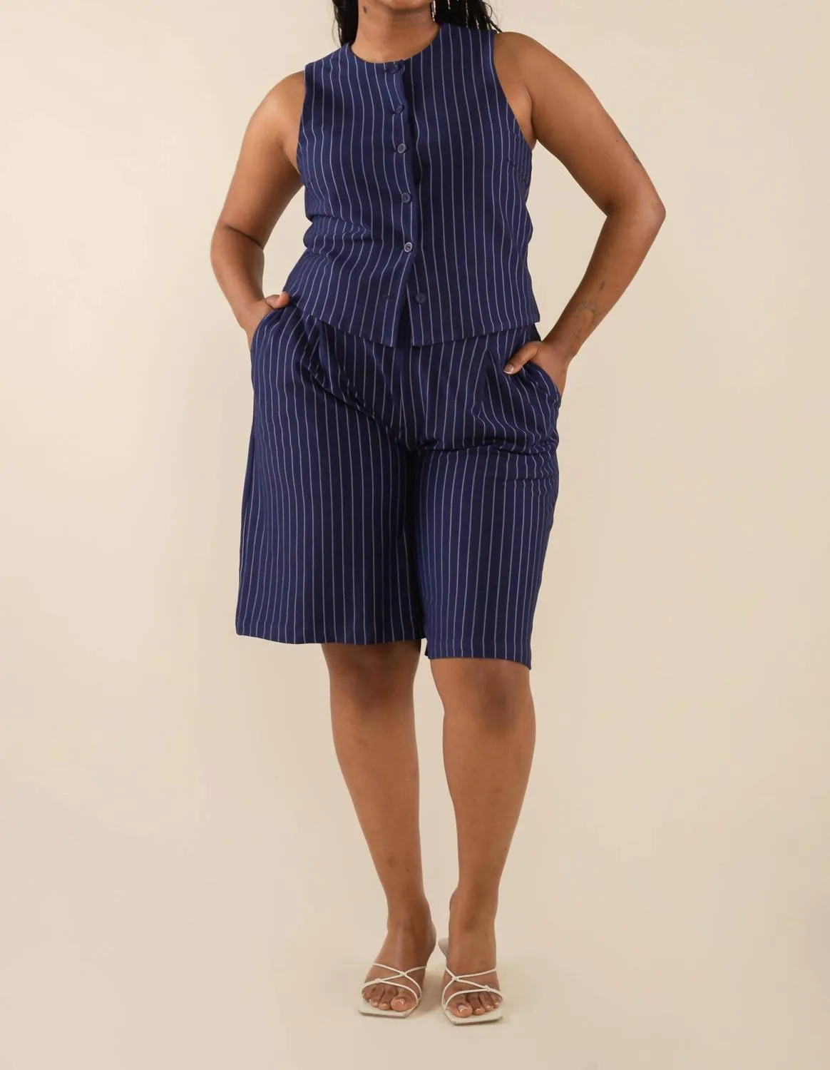 Noah High Neck Pinstripe Weste -Plus In Marineblau/Elfenbein