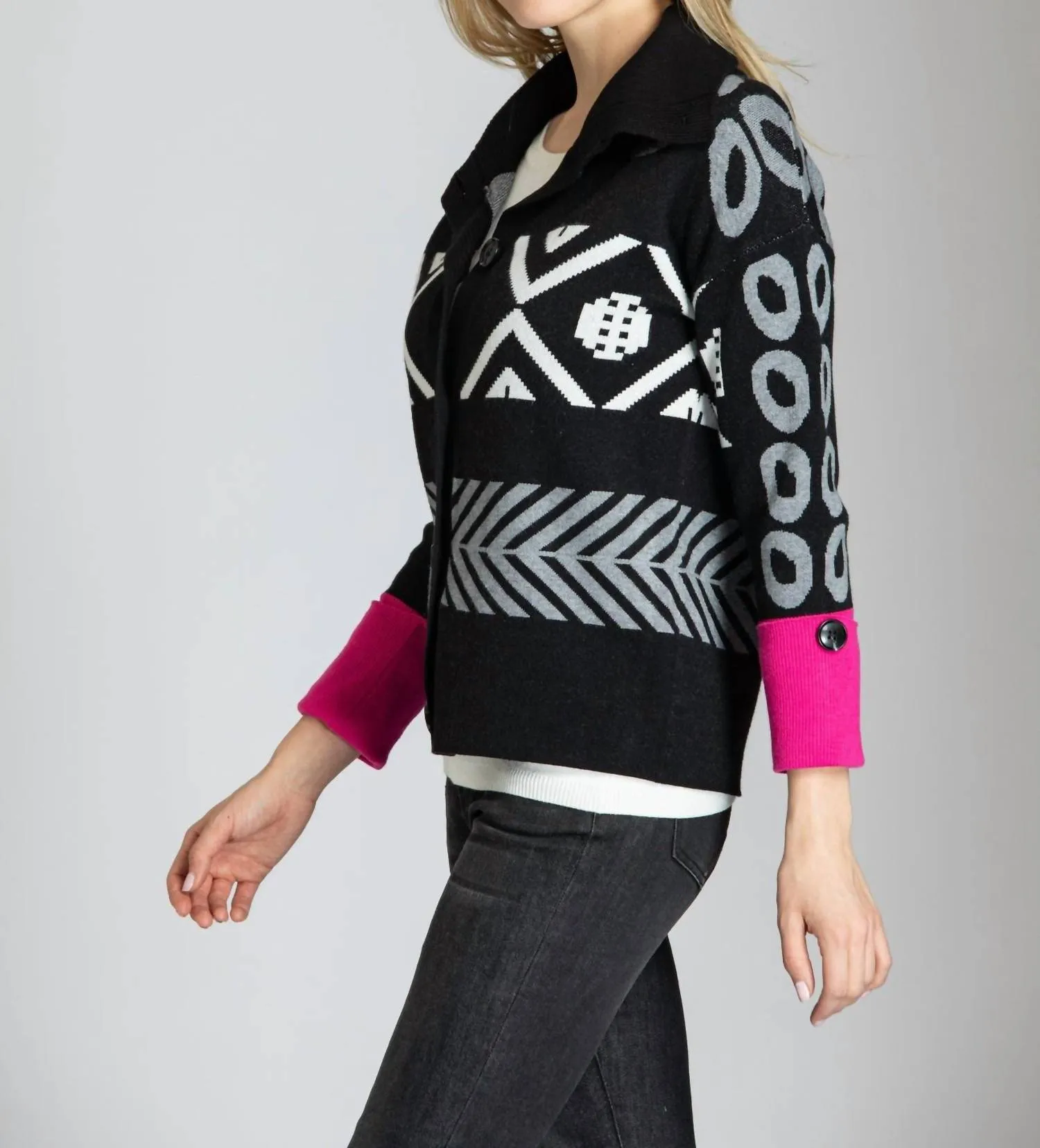 Nordischer Cardigan in Schwarz und Rosa