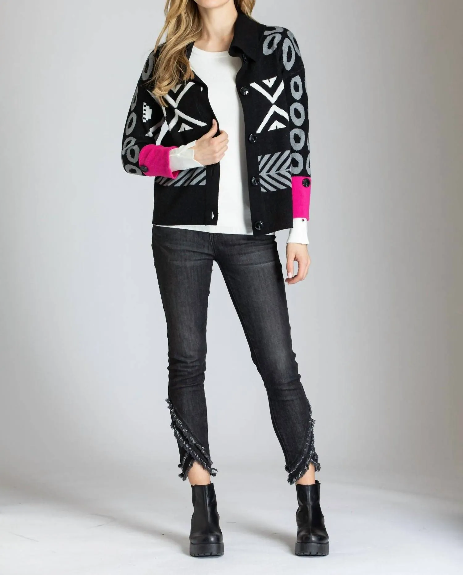 Nordischer Cardigan in Schwarz und Rosa