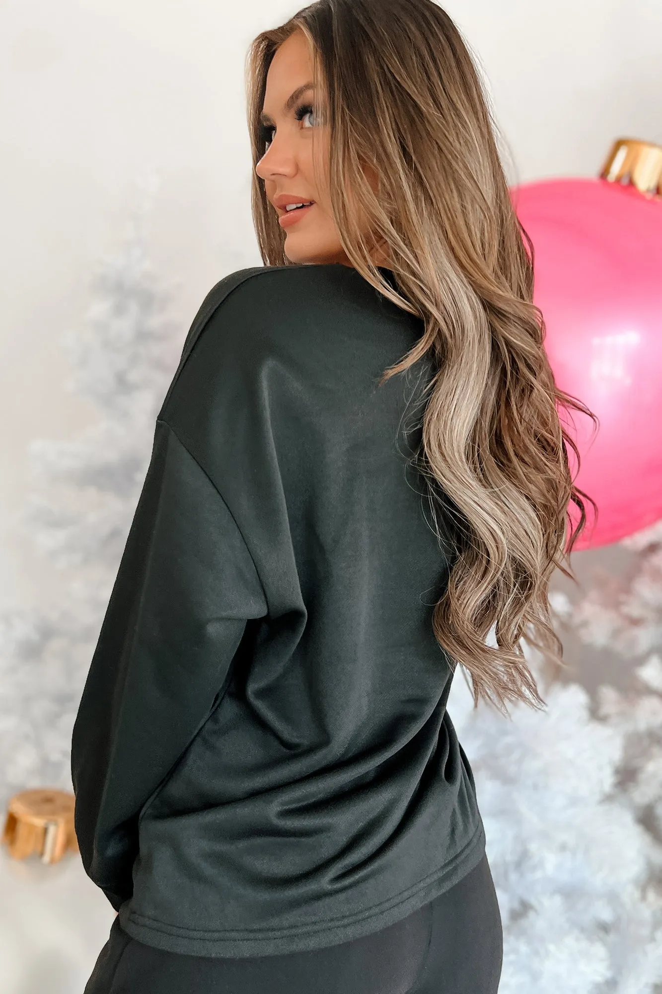 Santas Says Letter Patch Holiday Top (Schwarz)