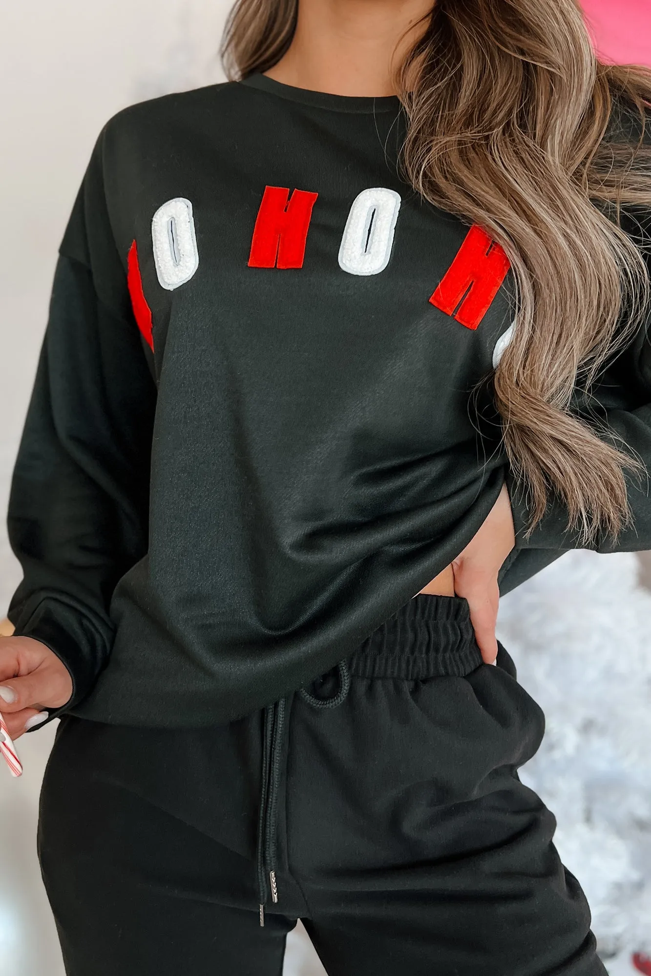 Santas Says Letter Patch Holiday Top (Schwarz)