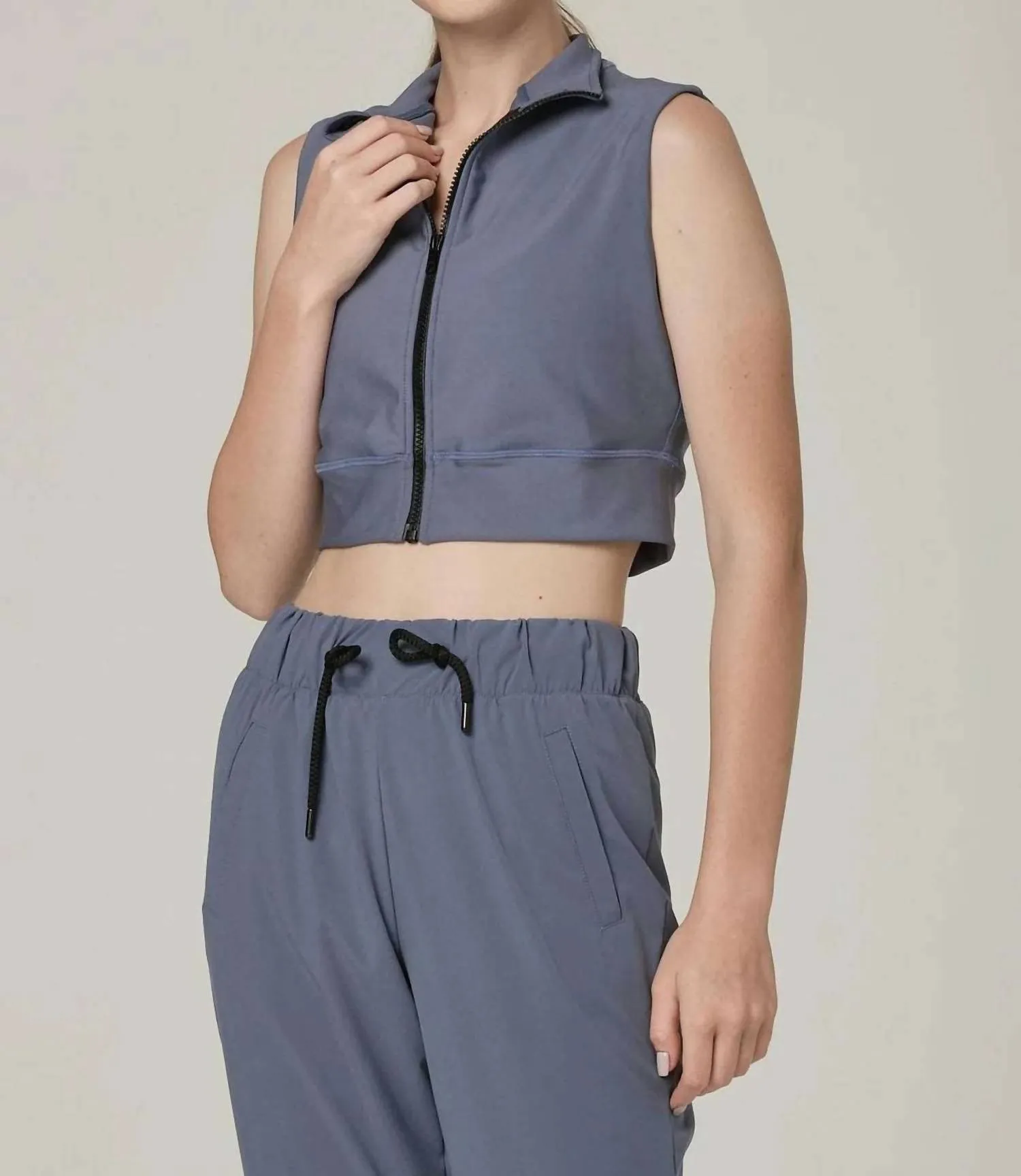 Kurzärmelige Crop-Weste mit Reißverschluss in Blu-S Stahlblau