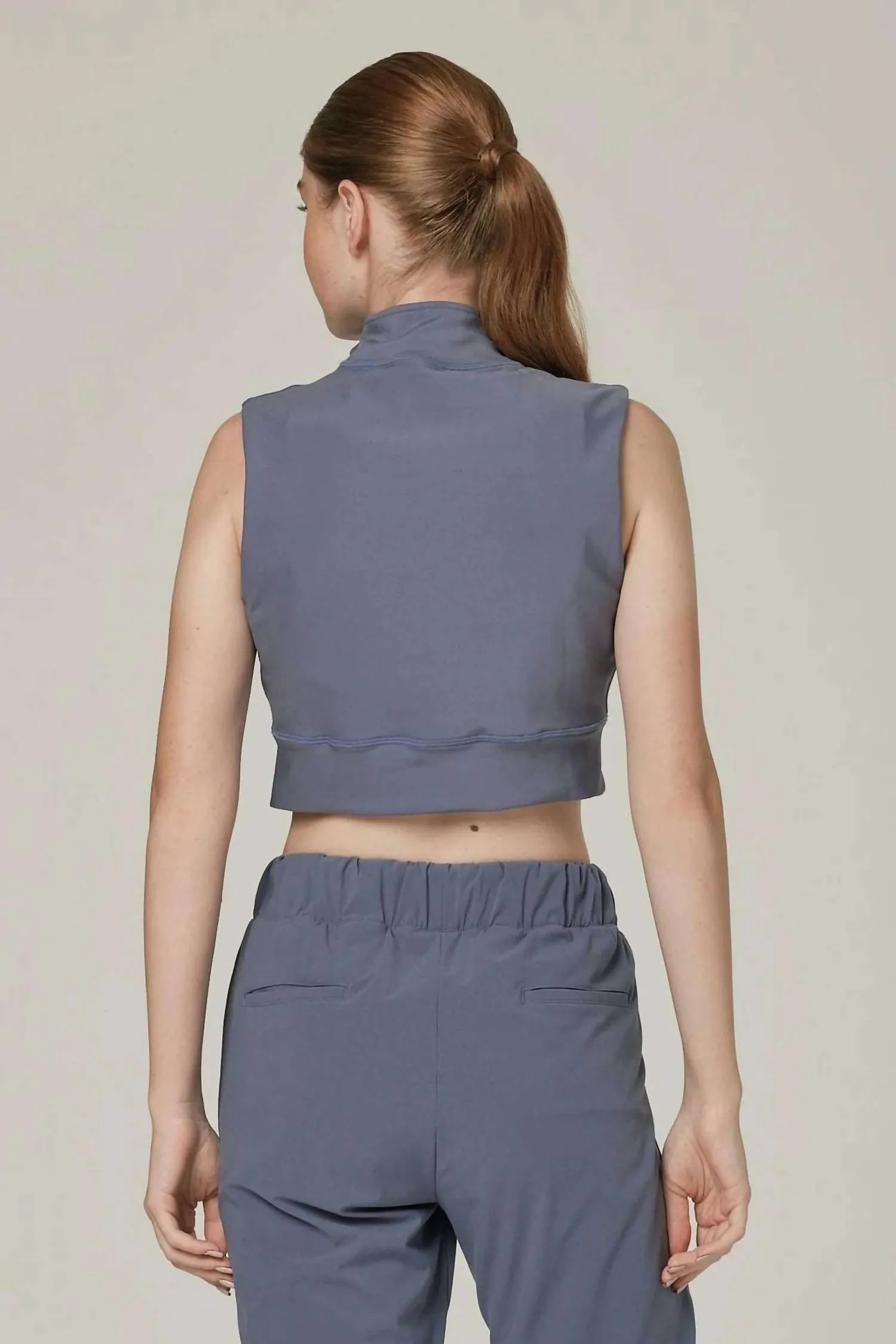 Kurzärmelige Crop-Weste mit Reißverschluss in Blu-S Stahlblau
