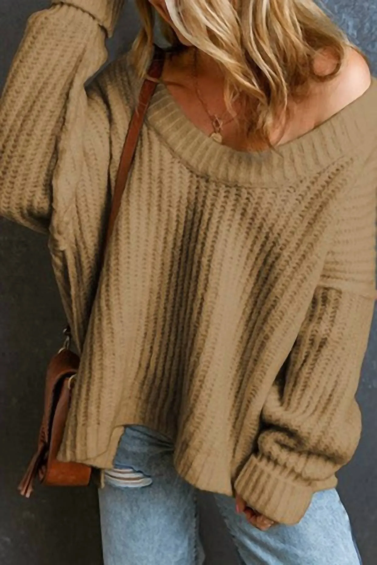 Brauner weicher gerippter Rundhals-Strickpullover mit lässiger Passform