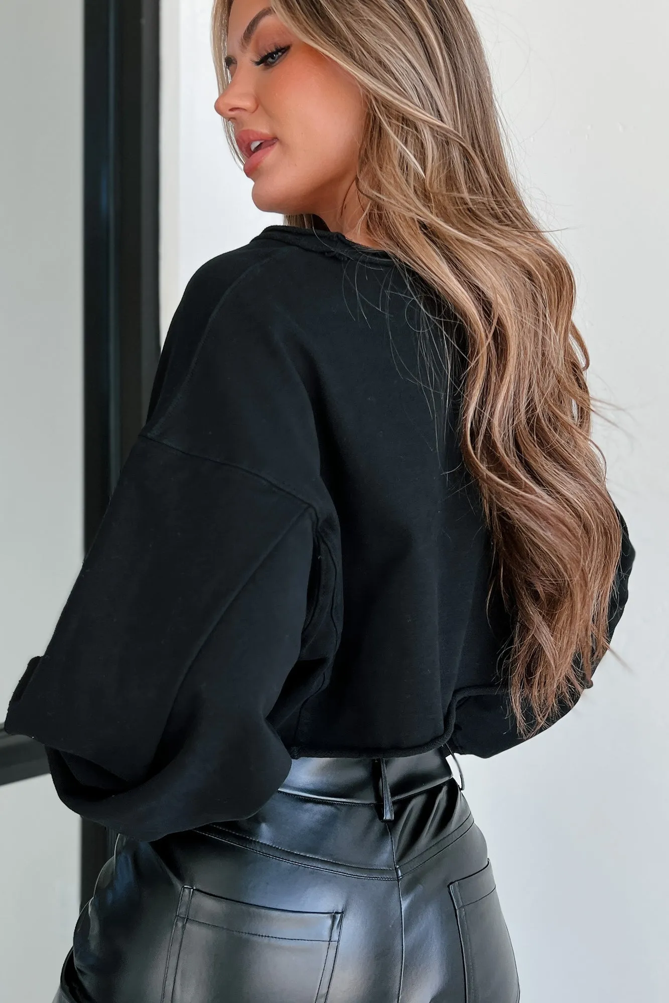 Swapping Stories Übergroßer Crop-Pullover (Schwarz)