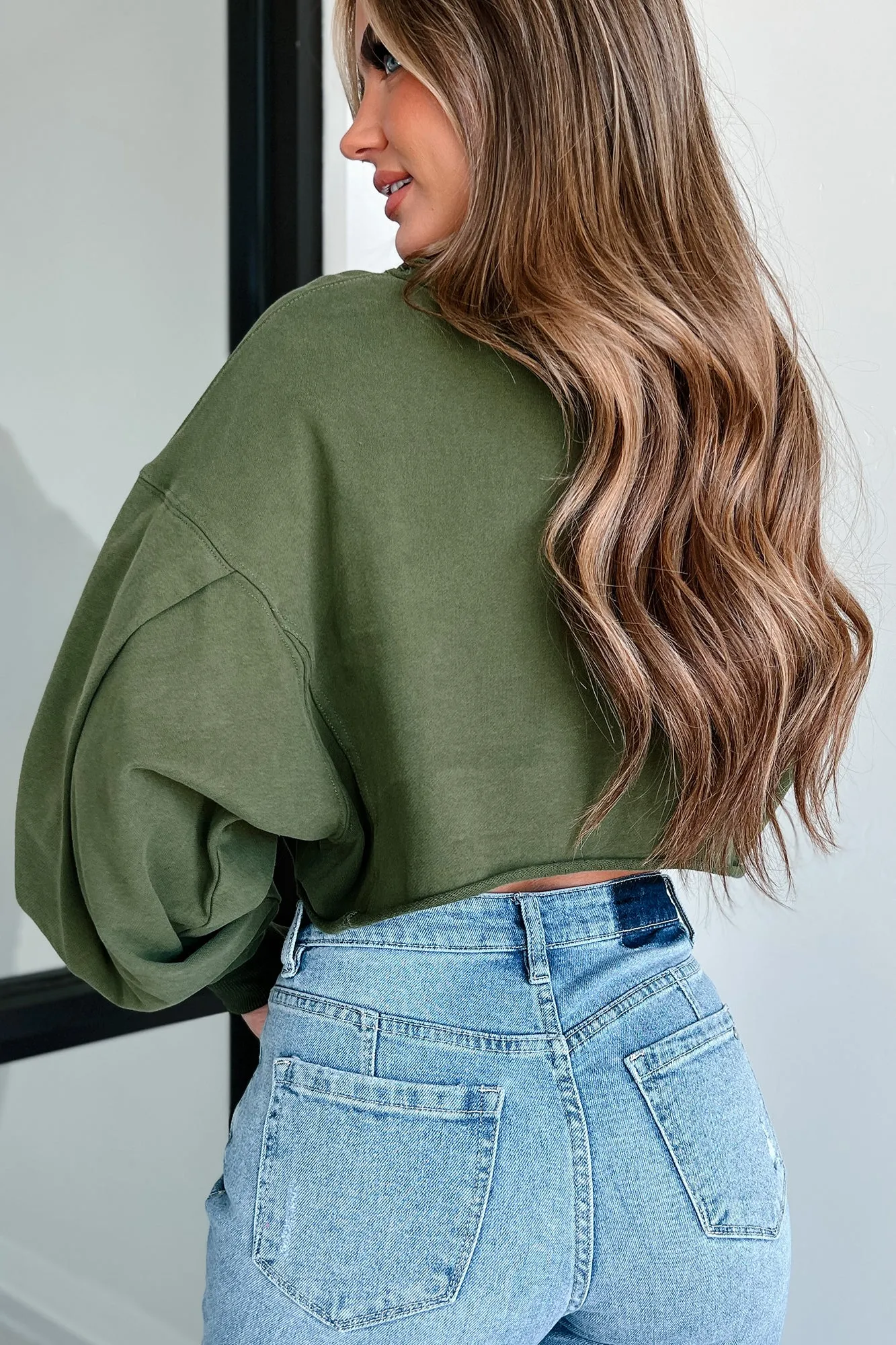 Swapping Stories Übergroßer Crop-Pullover (Olive)