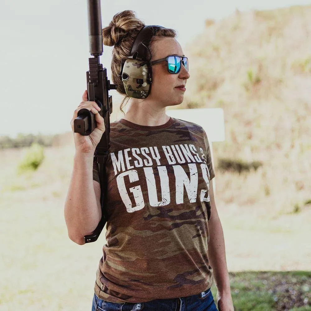 Frauen Unordentliche Dutt & Waffen T-Shirt - Waldtarnung