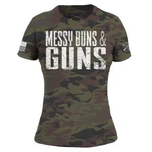 Frauen Unordentliche Dutt & Waffen T-Shirt - Waldtarnung