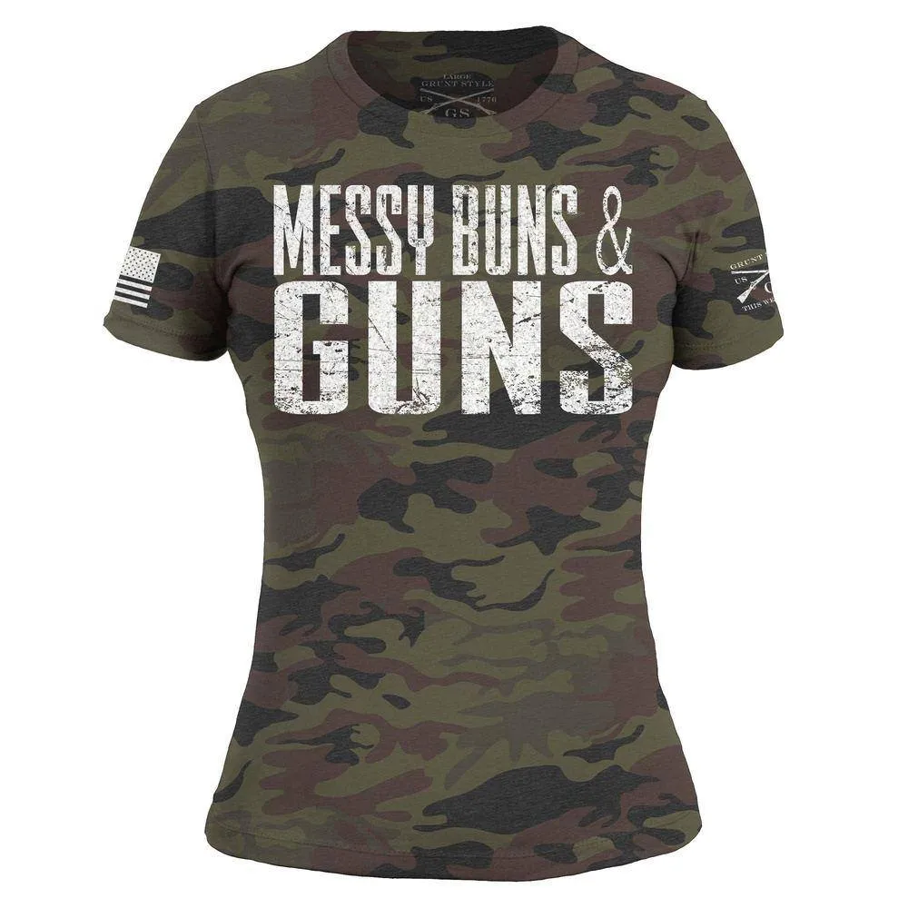 Frauen Unordentliche Dutt & Waffen T-Shirt - Waldtarnung